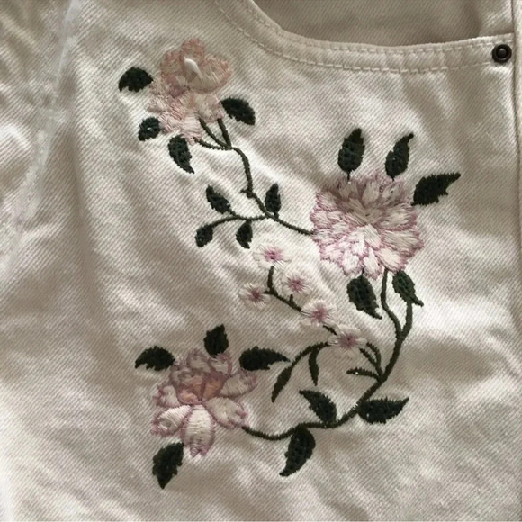 New Zara Floral Embroidered High-rise cotton cutoff Denim Jean shorts - Picture 10 of 10